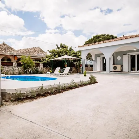 Rahes With Private Pool Áyios Kírikos